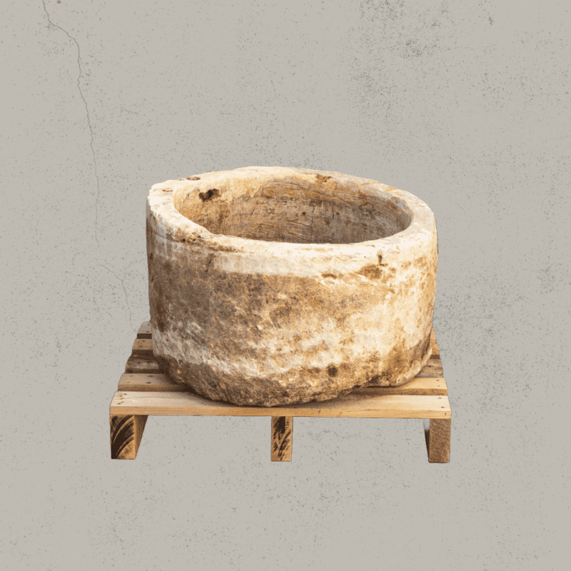 Beige natuurstenen pot met lichte patina rond (42x73)